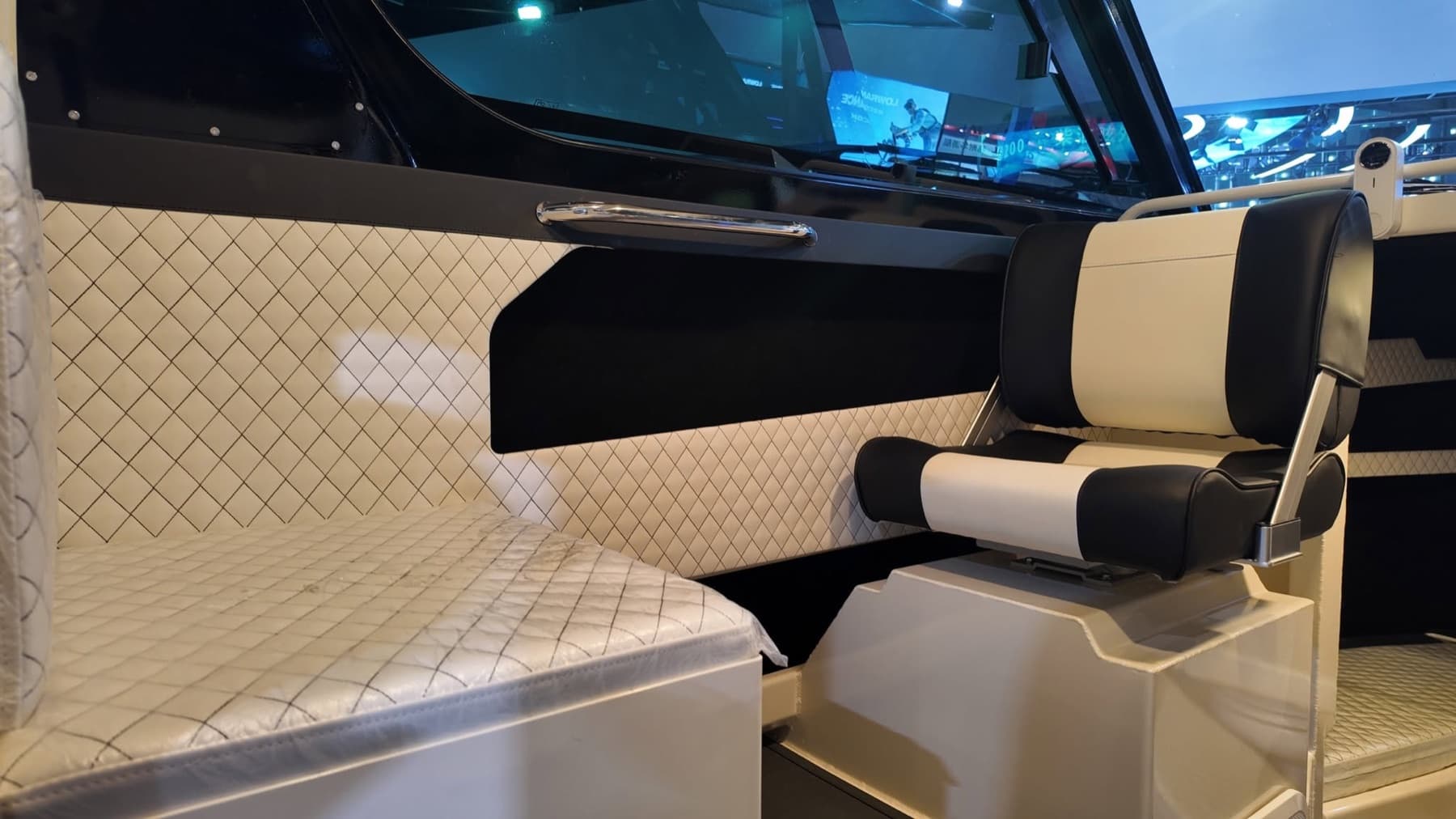 750G2 cabin and seating