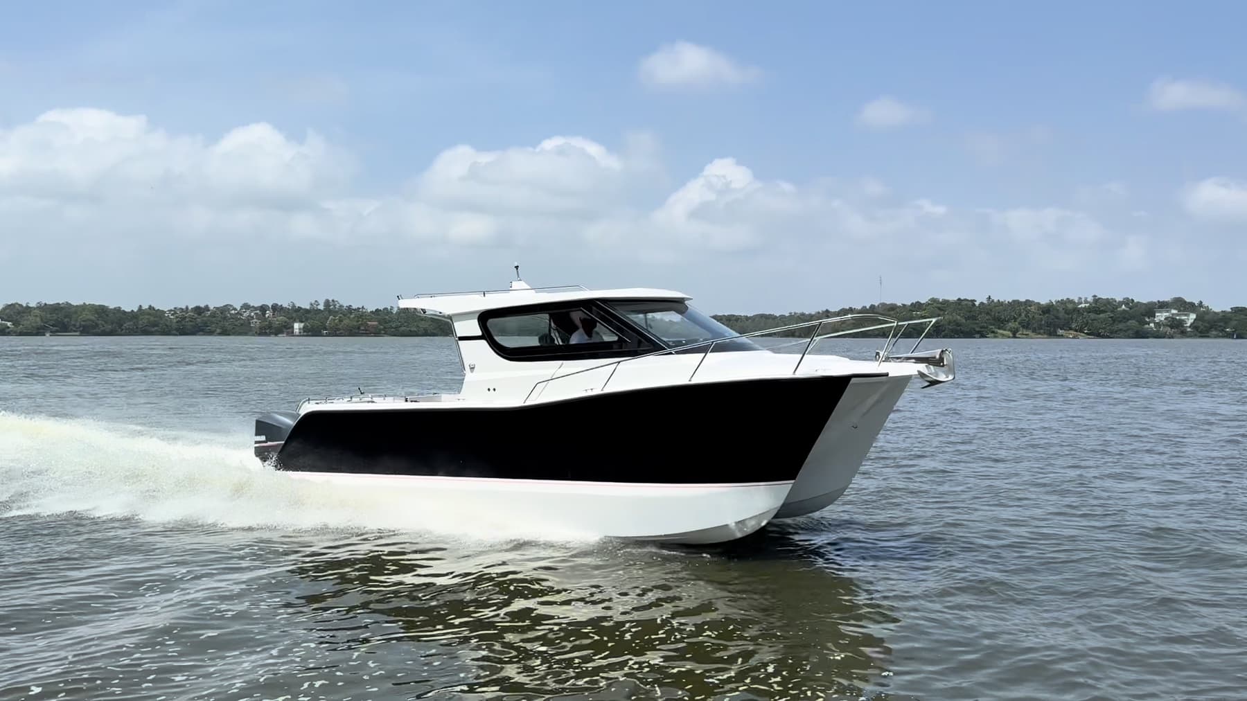 Outrunner F7NINE running on water
