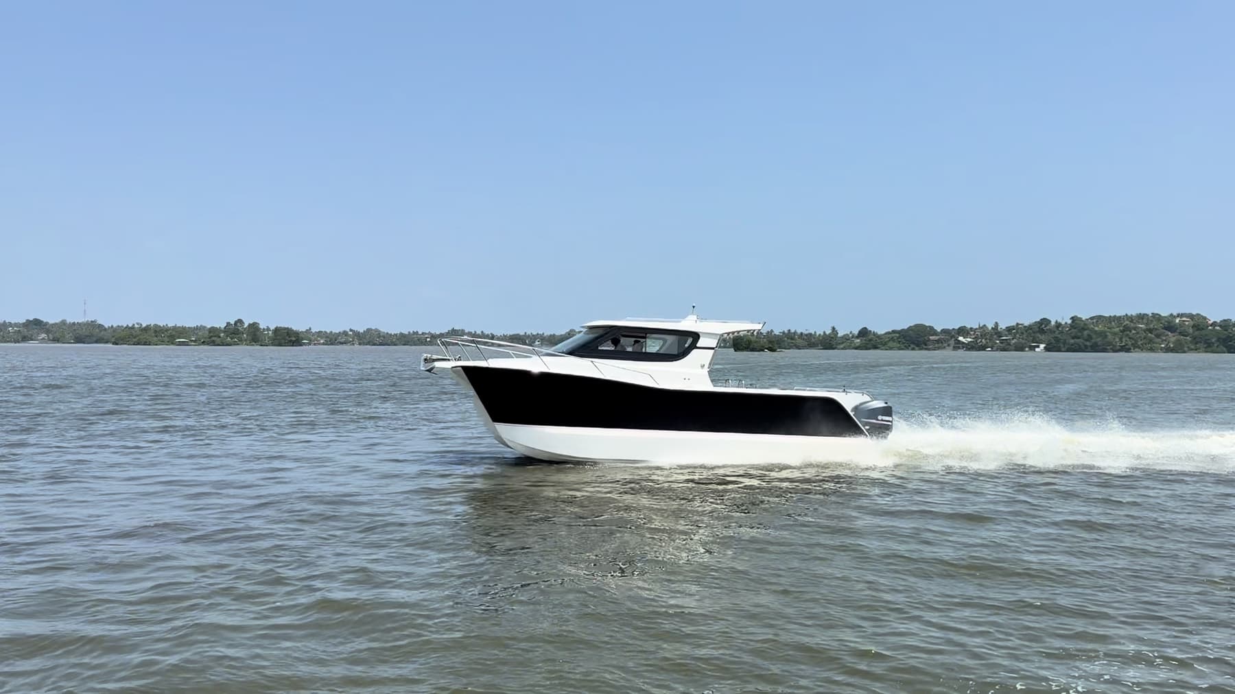 Outrunner F7NINE side running on water